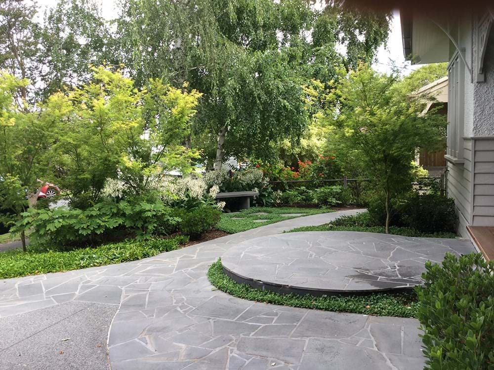 Crazy bluestone paving