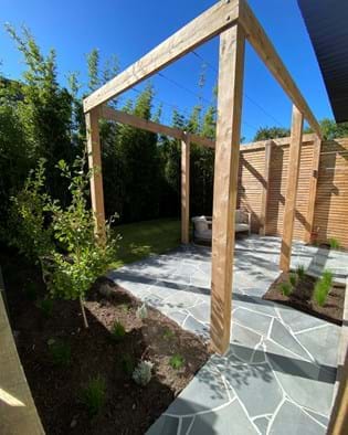 Crazy bluestone paving